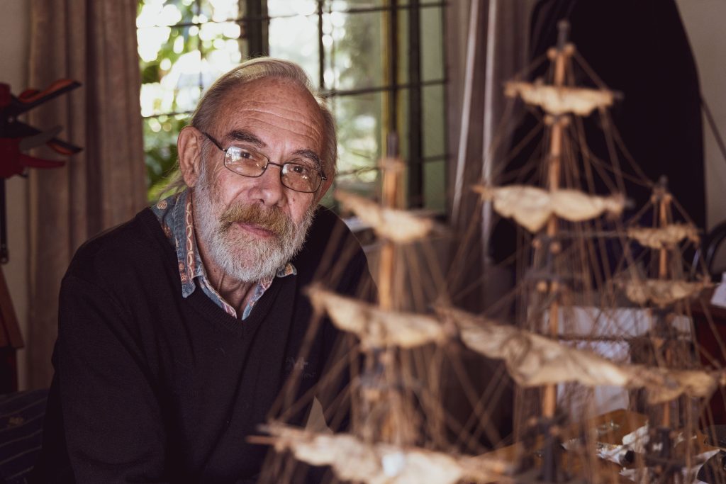 5 km voor die Waterval-Boven tonnel, rigting Pretoria, is daar ’n plek genaamd Kruger Hof. Ek het al soveel keer daar verby gery, maar vandag het ek gestop. Voor ’n plekkie met die naam The Tickled Trout het Desmond gestaan, besig om gietwerk te doen.