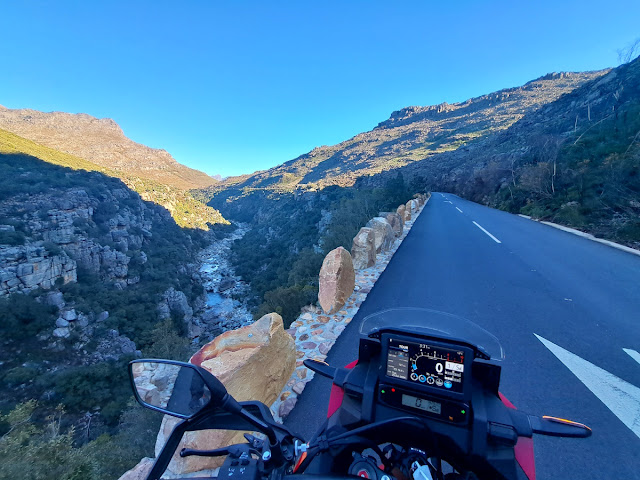 This “Scenic Rides & Drives” series aim to bring you the lesser known scenic routes in the Western Cape and Garden Route. Routes somewhat off the tourist track. And while Bainskloof pass certainly is not lesser known, its close proximity to the Slanghoek valley ride made it a natural extension to this ride.