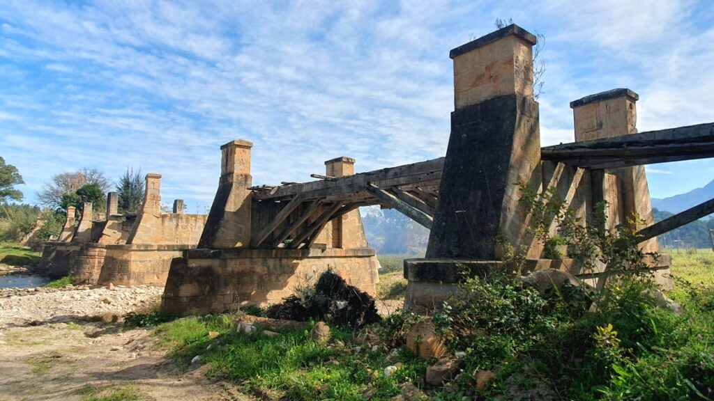 The old bridge over the Buffeljags (Buffelsjags) River is a fascinating little landmark with a few colourful stories attached. The bridge, built between 1845 and 1852.